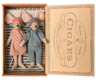 maileg mouse mum & dad in cigar box